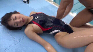 A japán fürdődresszes tinédzser pipi Shoko Kumakura az perverz úszómester kúrja meg. - sexbrother.hu