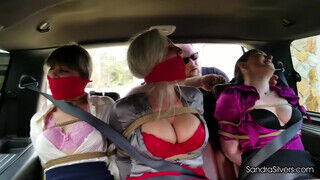 Csöcsös lányok megkötözve a kocsi hátsó ülésén - sexbrother.hu