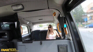 Florane Russel a szöszi tini bazinagy kannás milf a taxiban szeretkezik - sexbrother.hu