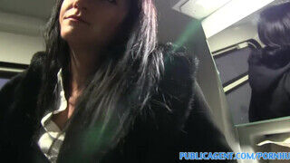Penelope Amour a fekete hajú tinédzser gádzsi vonaton hancúrozik - sexbrother.hu