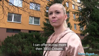 Szöszi amatőr pici didkós nő pénzért kupakol a lakótelepen