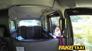 Brazil kicsike mellű tinédzser csajszika reszel a taxissal - sexbrother.hu
