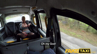 Kate Truu a szöszi nagyméretű mellű milf szétdugva a taxiban