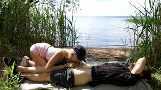 Amatőr tinédzser pár a tóparton kúr a nádasban - sexbrother.hu