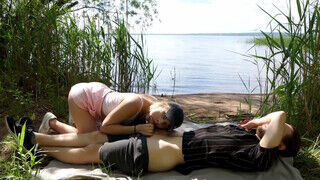 Amatőr tinédzser pár a tóparton kúr a nádasban - sexbrother.hu