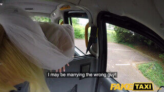Tara Spades a szajha menyasszony a taxissal kúr a hátsó ülésen