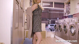 Mia Malkova a fullos világos szőke pornó színész kishölgy a mosodában szexel - sexbrother.hu