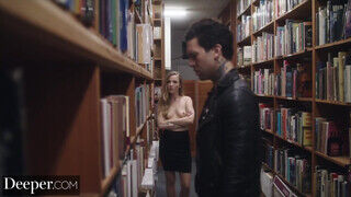 Karla Kush a kicsike csöcsű szöszi fiatal pipi a könyvtárban kúr a kitetovált csávóval