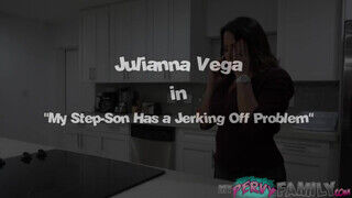 Julianna Vega a méretes fenekű csöcsös mostoha anya kiéhezett a nevelő fiára - sexbrother.hu