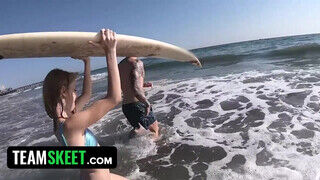 Hannah Hays a formás szörfös bige egy jót kúrel a pasijával
