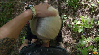 Olasz amatőr bige az erdőben leszopja a hapsija faszát - sexbrother.hu