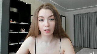 Csöcsös amatőr webcamos kishölgy megmutatja a álomszép testét - sexbrother.hu