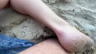 Szilikon kannás amatőr szenvedélyes kishölgy beleül a farokba a tengerparton - sexbrother.hu