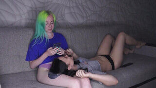 Orosz kívánatos lesbi tinédzser lányok szopkodják egymást - sexbrother.hu