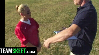 Rögbis világos szőke tinédzser lány az edzővel hancúrozik az öltözőben