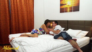 50 éves asszony és a fiatalabb szeretője egy jót szeretkeznek a hotel szobában - sexbrother.hu
