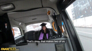 Melany Mendes sikeres vizsga után reszel a taxissal a kocsiban - sexbrother.hu