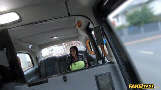 Ebony Mystique az óriás csöcsű fekete milf kedvet kapott egy baszáshoz a taxissal