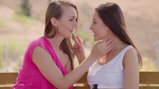 Sybil és Sia Siberia a tinédzser lesbi barinők a szabadban nyalakodnak - sexbrother.hu