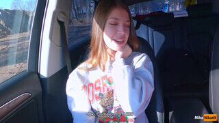 Stoppos gigantikus keblű orosz kishölgy lecumiztatva a kocsiban