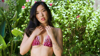 Elle Lee a pici mellű ázsiai tinédzser kishölgy megkúrelva a medence parton - sexbrother.hu