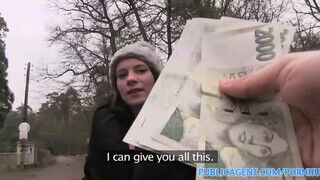 Leony Aprill bekapja a hímvesszőt egy pici pénzért