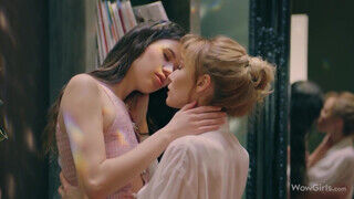 Evelin Elle és Kelly Collins az orosz lezbi lányok izgatják egymást - sexbrother.hu