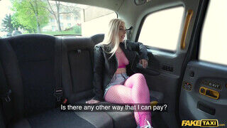 Ellie Shou a csöcsös angol nőci kamatyolni akart a taxiban - sexbrother.hu
