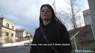 Nadia Lapiedra a szemüveges tetkós tinédzser kishölgy bekapja a kukacot - sexbrother.hu