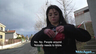 Nadia Lapiedra a szemüveges tetkós tinédzser kishölgy bekapja a kukacot