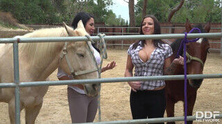 Missy Martinez és Lylith Lavey a kolosszális cickós lovász csajok közösen élvezkednek - sexbrother.hu