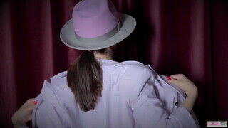 Luxury Girl a kalapos orosz kishölgy élvezi a dugást - sexbrother.hu