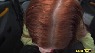 Eva Berger a vörös hajú milf megszexelve a taxiban - sexbrother.hu