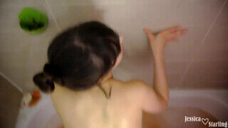 Jessica Starling a formás termetes kannás tinédzser kisasszony megrakva a fürdőben - sexbrother.hu