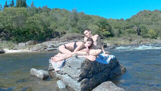 Kúrás a sziklákon a folyóparton egy amatőr párral - sexbrother.hu