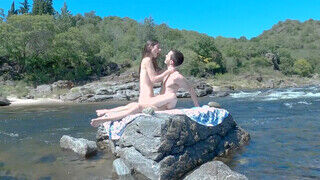 Kúrás a sziklákon a folyóparton egy amatőr párral - sexbrother.hu