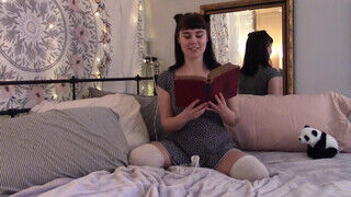 Sophia Wolfe a csöcsös amatőr fiatalasszony szeret olvasás közben masztizni - sexbrother.hu