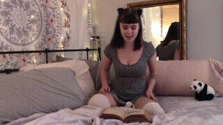 Sophia Wolfe a csöcsös amatőr fiatalasszony szeret olvasás közben masztizni