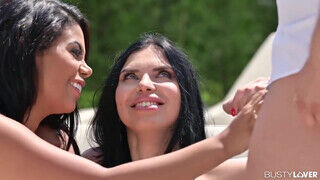 Kira Queen és Kesha Ortega a gigászi keblű biszex milfek édeshármasban kettyintenek - sexbrother.hu