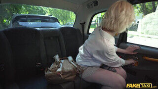 Greta Foss a termetes keblű világos szőke tinédzser hancúrozik a taxissal - sexbrother.hu
