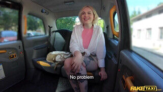 Greta Foss a termetes keblű világos szőke tinédzser hancúrozik a taxissal