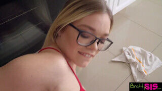 Katie Kush a szemüveges nevelő húgi meghágva a konyhában - sexbrother.hu