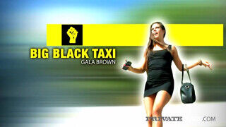 Gala Brown a taxiban kefél a fekete sofőrrel - sexbrother.hu