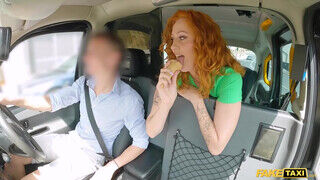 Cherry Candle a formás vörös hajú nőci nem csak a fagyit kedveli nyalni a taxiban - sexbrother.hu