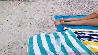 Serena Santos a nagyméretű tőgyes dél amerikai lány a tengerparton megkettyintve - sexbrother.hu