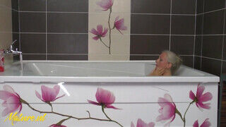 Vén nő és az új szeretője a fürdőben dugnak - sexbrother.hu