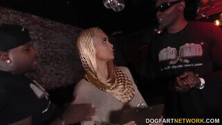 Aaliyah Hadid a nagyméretű cickós csöcsös arab kisasszony fekete pasikkal kúr - sexbrother.hu