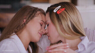 Erika Eden és Olivia Sparkle a sulis lezbi csajok megkívánták egymást testét