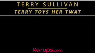 Terry Sullivan a hatalmas cickós tetkós kisasszony kényezteti magát - sexbrother.hu