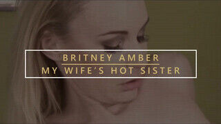 Britney Amber a tetszetős csöcsös milf cicije és pinája megkefélve - sexbrother.hu